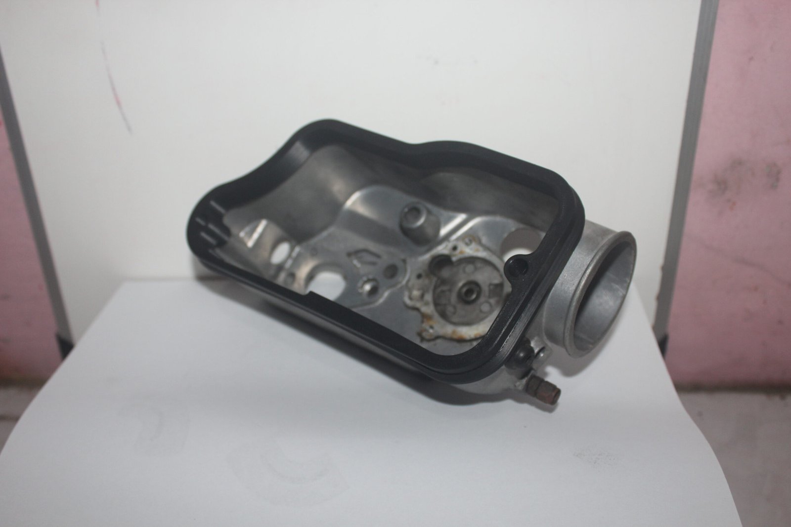 Side oil carburetor box riser